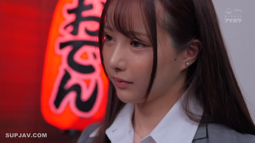 Indoor · Melancholy · Close-up of the face · Stare · 红灯笼 · 灰色职业装 · 侧站