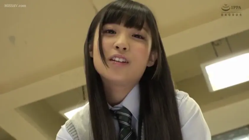 室内 · 座り姿勢 · 制服 · 顔 · 微笑 · 注視 · 清纯