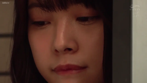 Indoor · Melancholy · Close-up of the face · Gaze · Video screenshot · 微侧头 · 未见服装