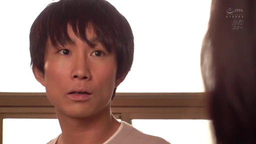 坐姿 · 教室 · 侧身 · 课桌 · 学生校服 · 沉静 · 牵手 · 校园剧情