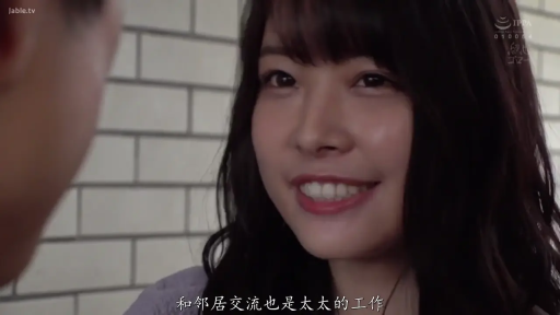 交谈 · 面部特写 · 中文字幕 · 户外 · 笑容 · 紫色上衣 · 侧身对视