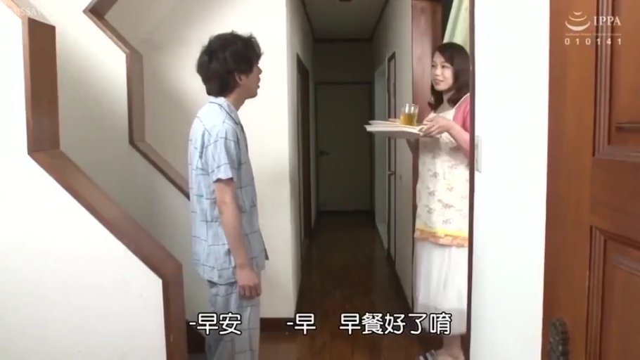 远景 · 生活场景 · 温和 · 站立相对 · 居家走廊 · 睡衣与围裙 · 递早餐 · 托盘与水杯