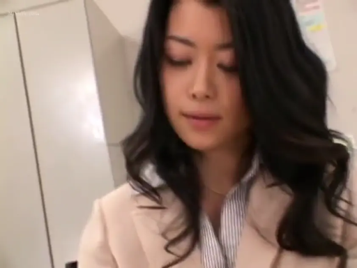 办公室 · 站立 · 自然 · 面部特写 · 职业装 · 俯视 · 长卷发