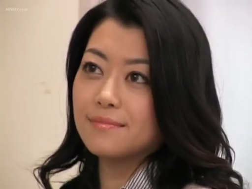 室内 · 侧面 · 严肃 · 沉思 · 衬衫 · 特写 · 肖像