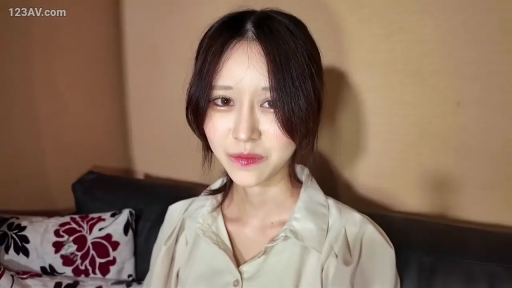 Indoor · Sitting Posture · Smile · pillow · shirt · 注视镜头 · 长发 · 头部特写