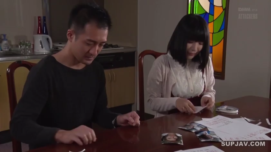 坐姿 · 忧郁 · 剧情 · 长袖衫 · 餐厅 · 照片 · 看照片