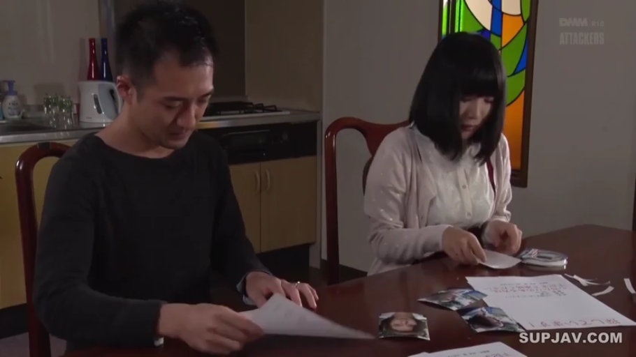 室內 · 坐姿 · 嚴肅 · 中景 · 休閒裝 · 劇情 · 照片 · 看照片