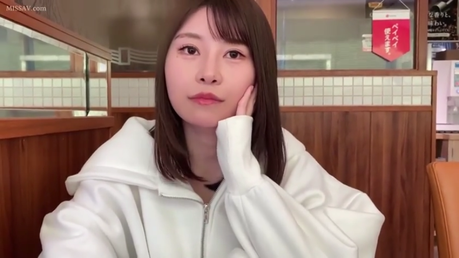 面部 · 站立 · 针织衫 · 认真 · 洗手间 · 镜面反射 · 涂口红 · 唇彩