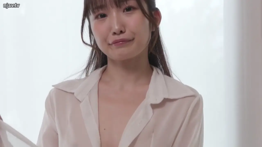 室内 · 白色衬衫 · 注视 · 上半身特写 · 日系 · 正对镜头 · 羞涩表情