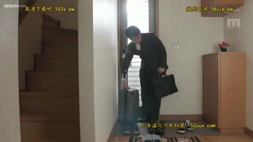 俯身 · 行李箱 · 自然 · 居家 · 远景 · 西装 · 玄关 · 取行李