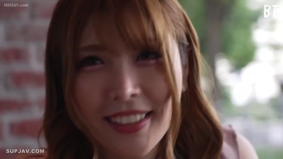 面部特写 · 户外 · 粉色无袖上衣 · 正面镜头