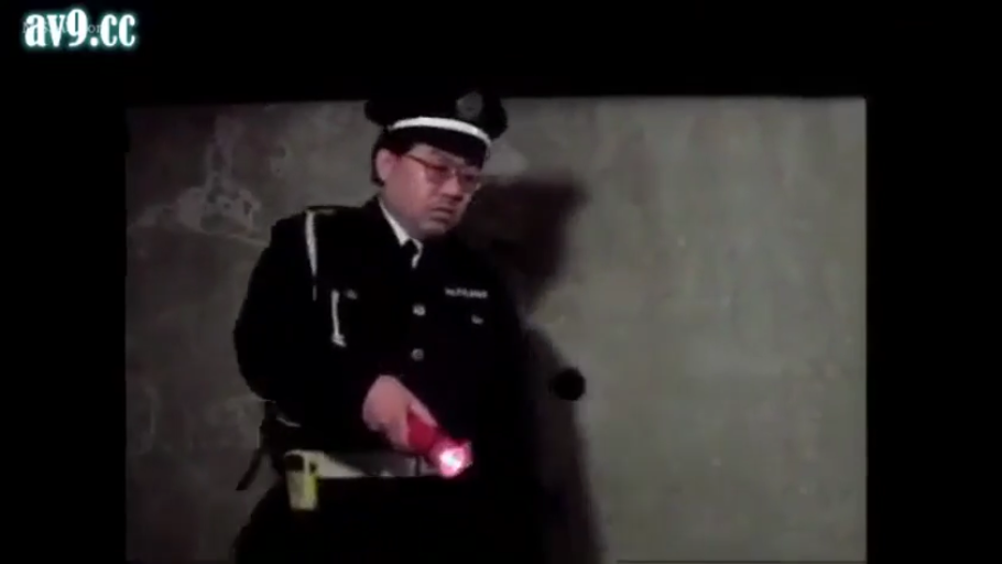 嚴肅 · 站立 · 中景 · 手电筒 · 中年男子 · 警服 · 黑暗户外 · 搜查