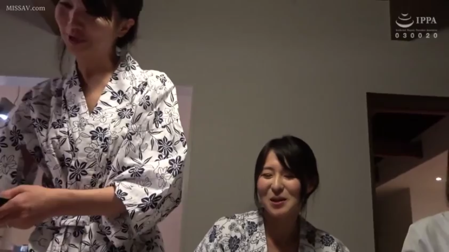 室内 · 座り姿勢 · 会話 · 中景 · 微笑 · アジア人女性 · 浴衣