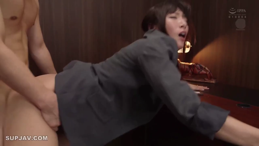 办公室 · 后入式 · 中景 · 性爱 · 灰色西装