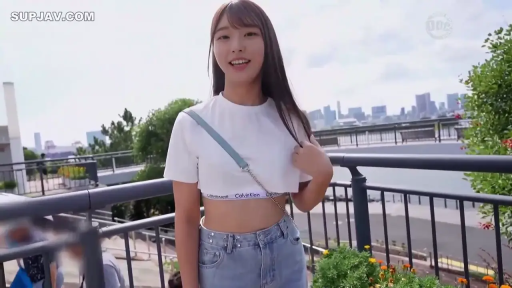 Stand · Smile · Half-body close-up · 挎包 · 长发 · Show pose · White crop top · 户外天桥