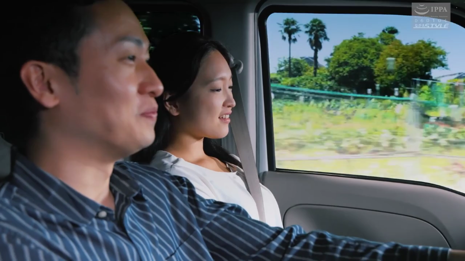 坐姿 · 交谈 · 微笑 · 白色上衣 · 车内 · 侧脸 · 安全带