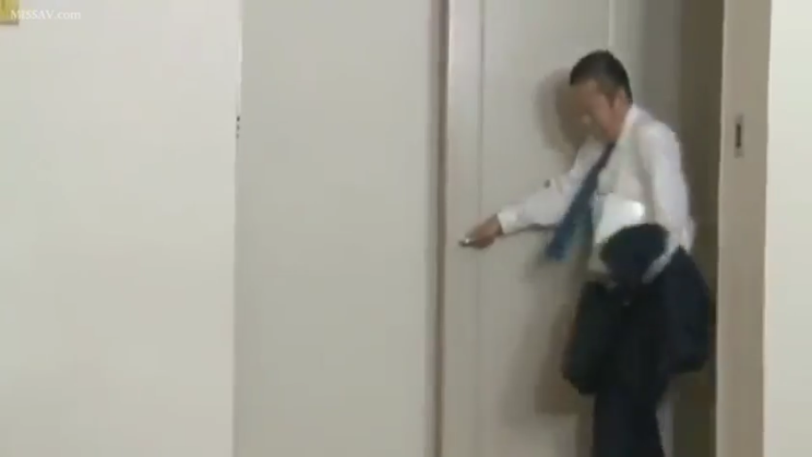 室内 · 站立 · 开门 · 平静 · 西装 · 门 · 职场角色