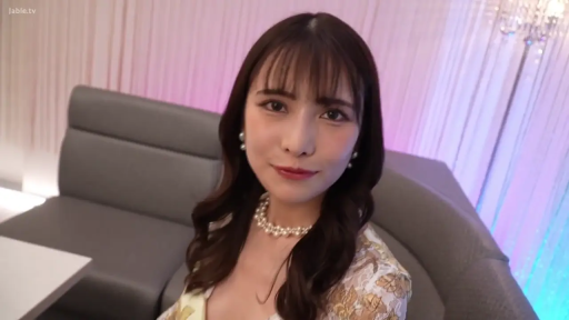 室内 · 坐姿 · 微笑 · 半身特写 · 注视镜头 · 碎花裙