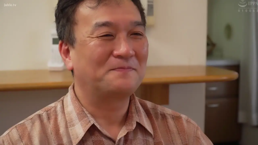 坐姿 · 专注 · 手机 · 男性 · 侧身中景 · 粉色短袖 · 玩手机 · 居家室内