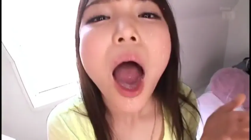 室內 · 仰视 · 脸部大特写 · 黄色T恤