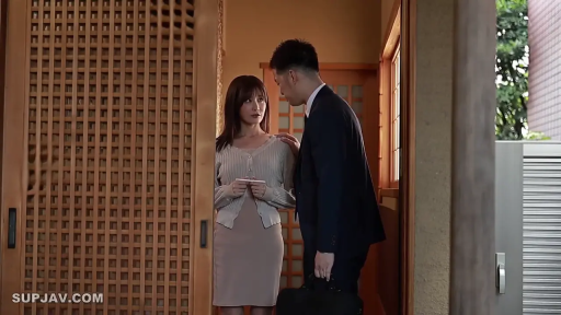 站立 · 平静 · 西装 · 公文包 · 对视交谈 · 家庭剧情 · 日式玄关