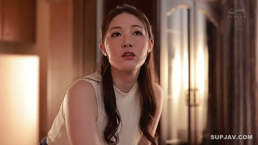 坐姿 · 單人 · 臉部特寫 · 臥室 · 迷離 · 仰视 · 白色无袖上衣