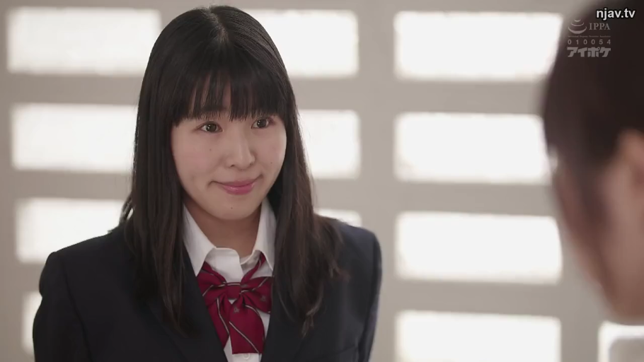 交谈 · 平静 · 远景 · 文件夹 · 对立站立 · 职场半身裙 · 学校楼梯间 · 校园场景