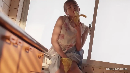 室内 · 座り姿勢 · 中景 · 花柄キャミソール