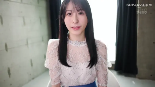 室内 · 胸部特写 · 白色衬衫 · 舔乳 · 近摄 · 无表情 · 环抱