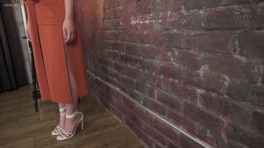 站姿 · 腿部特写 · 室内砖墙 · 橙色开叉连衣裙