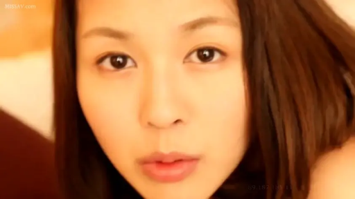 脸部 · 卧室 · 俯卧 · 裸体 · 诱惑 · 凝视 · AV剧照