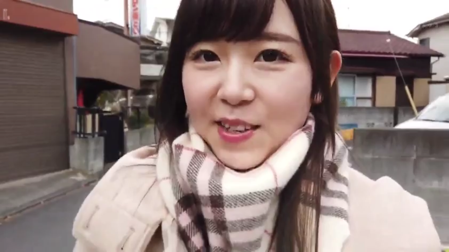 Close-up of the face · Stand · Smile · 交流 · 长发 · Light-colored coat · Outdoor street