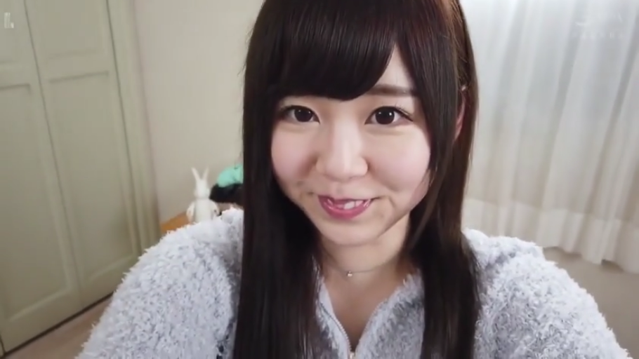 脸部特写 · 卧室 · 微笑 · 正面 · 拍照 · 清纯甜美 · 灰色绒毛外套