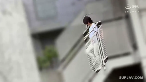 站立 · 遠景 · 行走 · 屋外 · 欄干 · 休闲服 · 高空视角