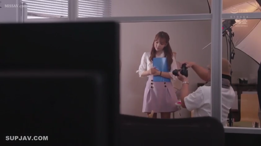 中景 · 站姿 · 粉色裙子 · 自然 · 照相机 · 摄影棚 · 拍照 · 职场剧情