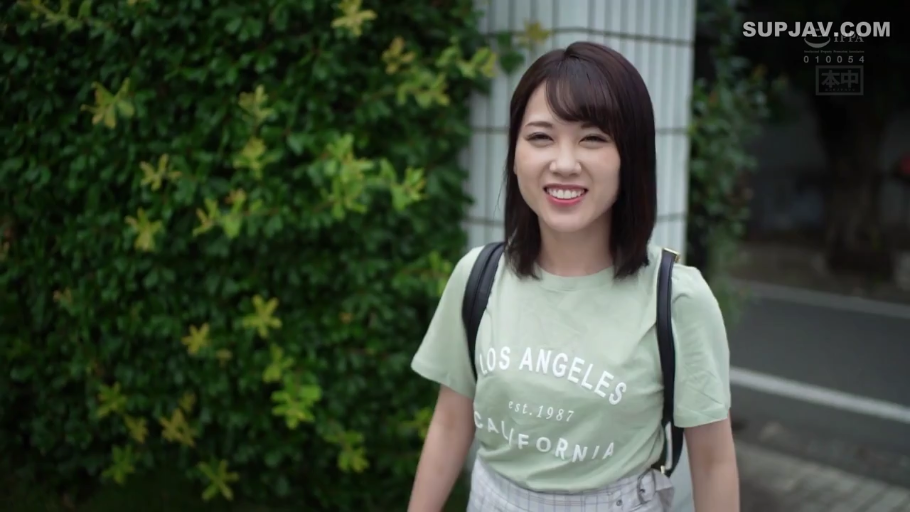 站姿 · 半身 · 行走 · 屋外 · 休闲服 · 背包 · 开心 · 街拍