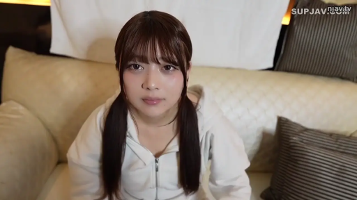 室内 · 坐姿 · 面部 · 平静 · 注视 · 双马尾 · 沙发枕头 · 白色卫衣