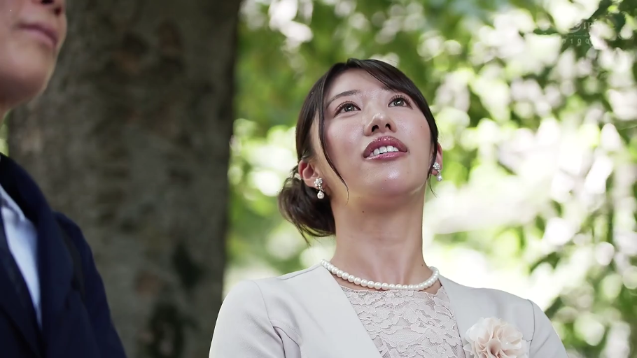 面部特写 · 仰头 · 户外 · 蕾丝裙