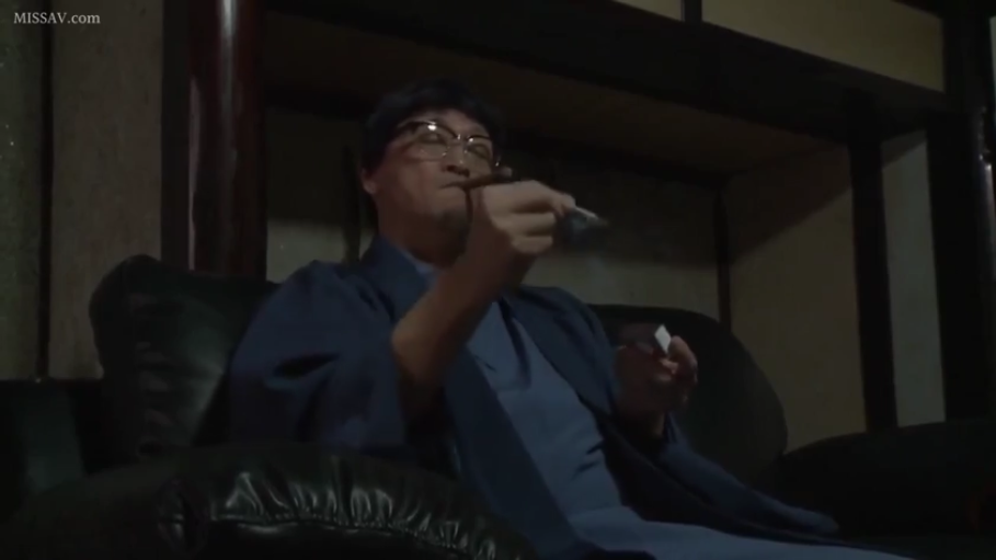 室内 · 坐姿 · 严肃 · 中景 · 和服 · 中老年男性 · 抽雪茄 · 雪茄