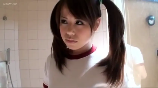 坐姿 · 中景 · 微笑 · 客厅 · 交流 · 玻璃杯 · 居家风 · 灰色低胸T恤