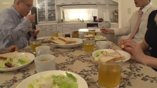 坐姿 · 中景 · 平静 · 居家 · 餐厅 · 用餐 · 餐具 · 日常装