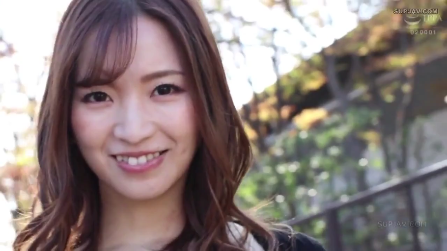 脸部特写 · 休闲装 · 户外 · 长发 · 正面 · 看向镜头 · 甜美微笑