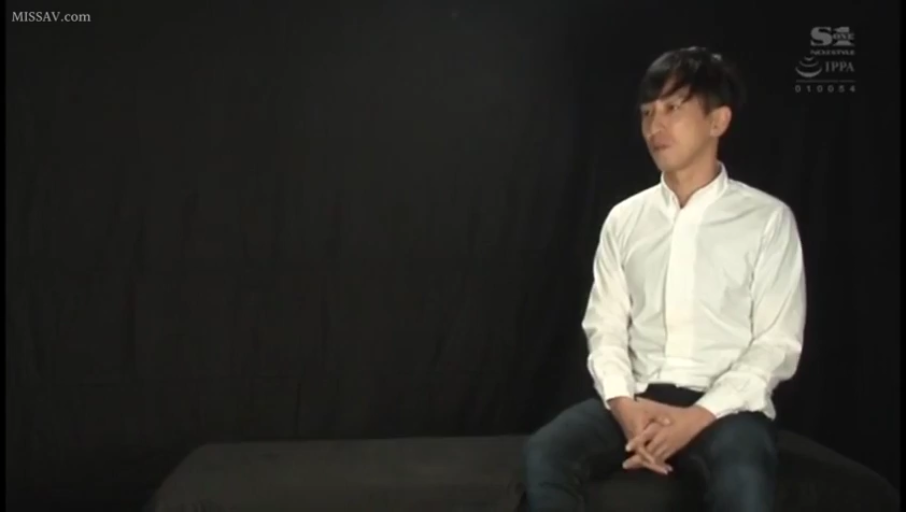 Sitting Posture · 平静 · Studio · Interview · White long-sleeved shirt