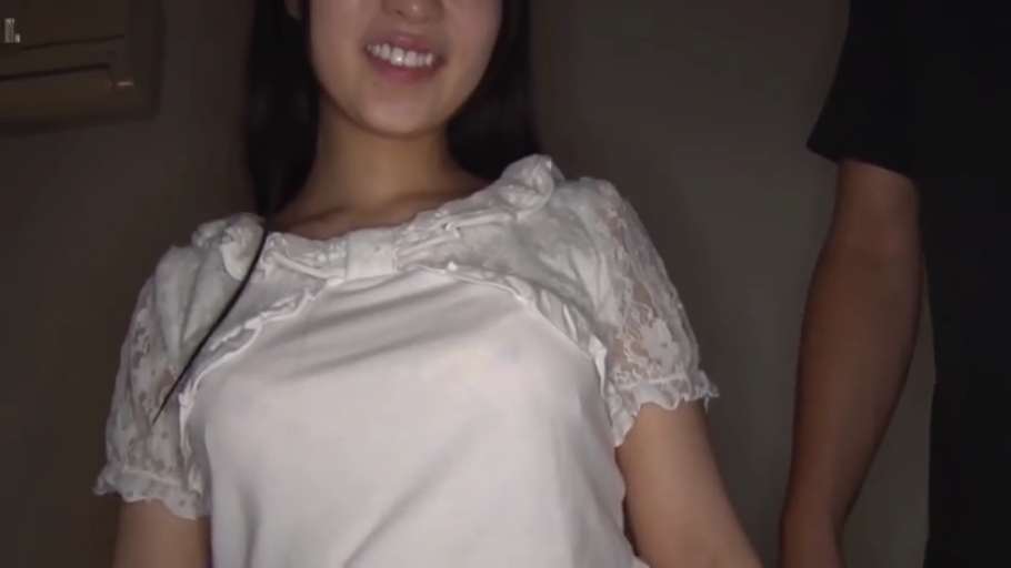 室内 · 胸部 · 微笑 · 白色蕾丝上衣 · 对视 · 正对面 · 无内衣