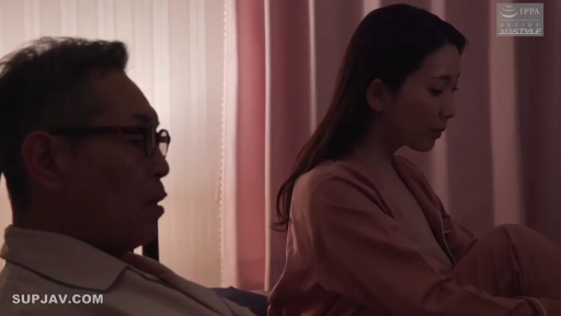 座り姿勢 · 寝室 · デスクライト · 交流 · 睡衣 · 哀愁 · 深夜