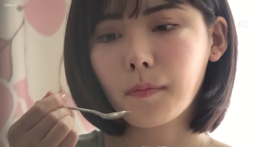 室内 · 坐姿 · 平静 · 面部特写 · 进食 · 勺子 · 普通服饰