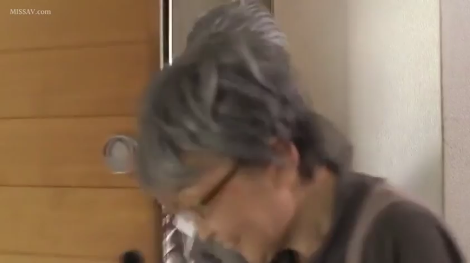 室内 · 身をかがめる · メガネ · 平静 · 注視 · 头部特写 · 深色上衣 · 高龄