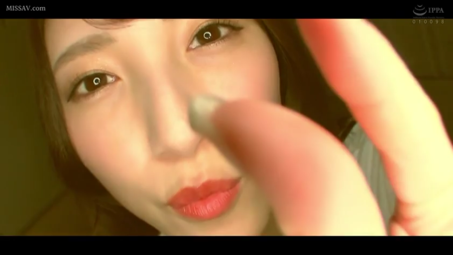 室内 · 俯身 · 诱惑 · 面部大特写 · 视角拍摄 · 白色衣服 · 比V手势