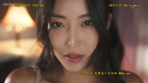 Indoor · Close-up of the face · Seduction · Stare · 长发 · 正面 · Strap