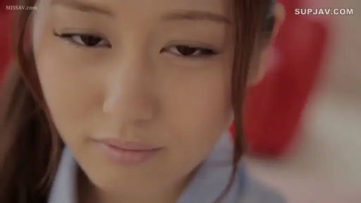 Indoor · 单人 · 平静 · 面部特写 · 静止 · 蓝色衬衫 · 微侧头